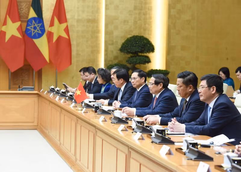 El primer ministro Pham Minh Chinh y miembros del Gobierno vietnamita en la reunión.
