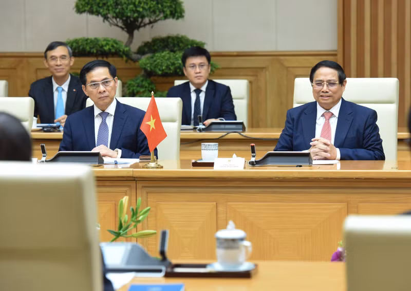 El primer ministro Pham Minh Chinh habla en la cita.