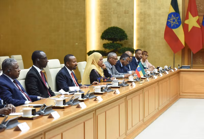 El primer ministro etíope, Abiy Ahmed Ali, y miembros del Gobierno etíope en las conversaciones.