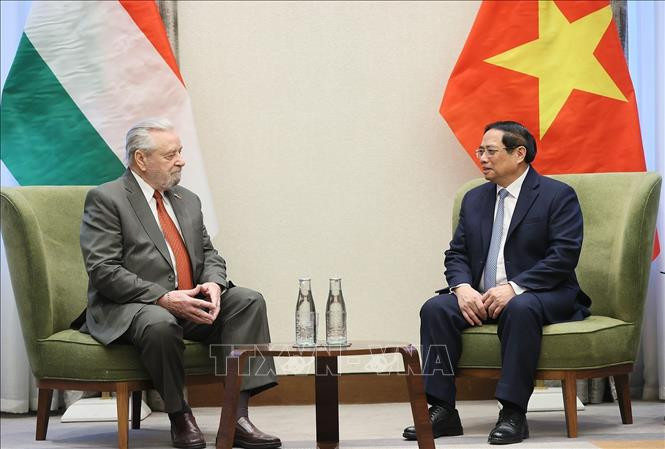 El primer ministro Pham Minh Chinh recibe al presidente de la Asociación de Amistad Hungría-Vietnam, Botz László. (Foto: VNA) 