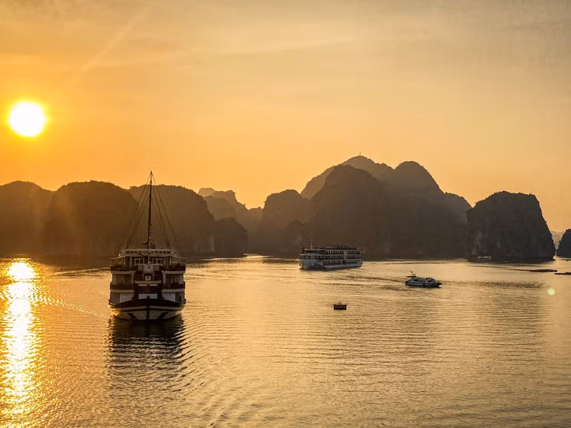 Los barcos de color blanco aportan otro toque a ese magnífico cuadro natural.