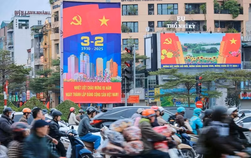 Las calles de Hanói están decoradas con pancartas para celebrar el 95 aniversario del PCV. (Foto: VNA)