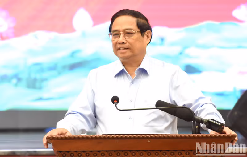 El primer ministro Pham Minh Chinh habla en la reunión.