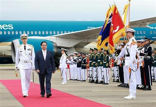 El primer ministro Pham Minh Chinh pasa revista a la guardia de honor (Foto: VNA)