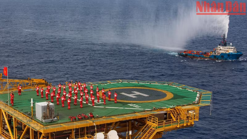El saludo a la bandera nacional se lleva a cabo en el helipuerto de la plataforma.