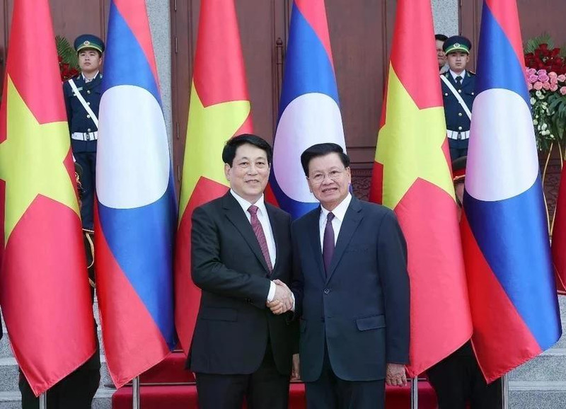 El presidente vietnamita, Luong Cuong, (izquierda) y el secretario general del Partido Popular Revolucionario y presidente de Laos, Thongloun Sisoulith, se toman una foto juntos. (Foto: VNA)