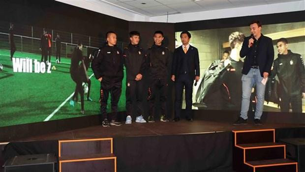 Futbolistas juveniles vietnamitas en el evento. (Fotografía: VNA)