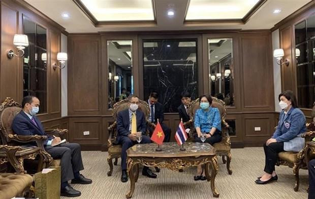 El embajador de Vietnam en Tailandia, Phan Chi Thanh, y la vicegobernadora de Saraburi, Angkana Chitatitta. (Fotografía: VNA)