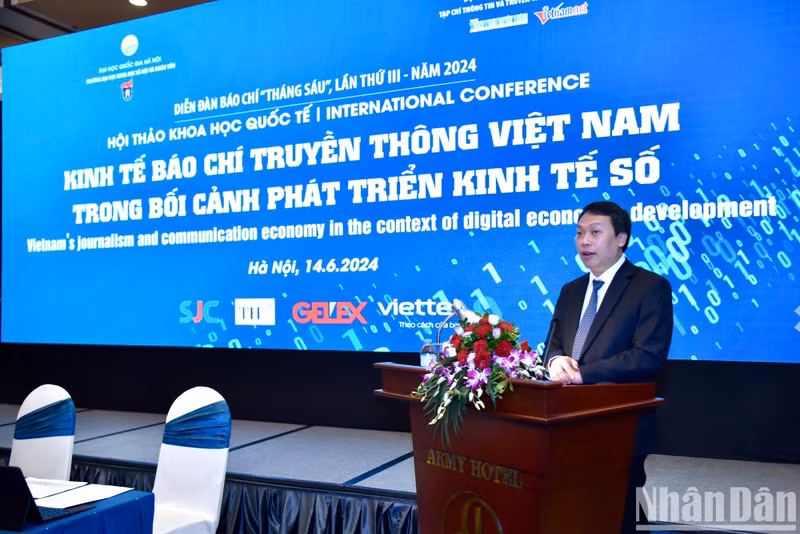 El viceministro de Información y Comunicaciones, Nguyen Huy Dung, informa sobre los ingresos de periódicos y revistas en los primeros nueve meses de 2023.