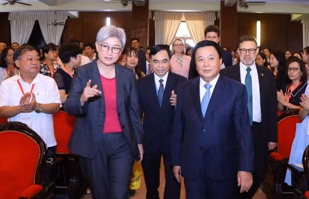 Nguyen Xuan Thang, director de la Academia Nacional de Política Ho Chi Minh, y Penny Wong, ministra de Asuntos Exteriores de Australia, copresidieron el foro. (Foto: VNA)