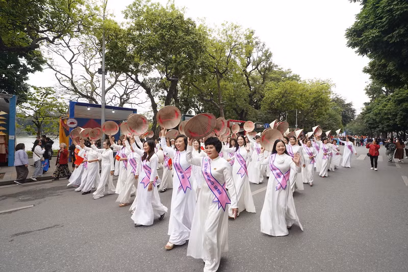 Presentan el Ao dai en la zona peatonal en el lago Hoan Kiem. 