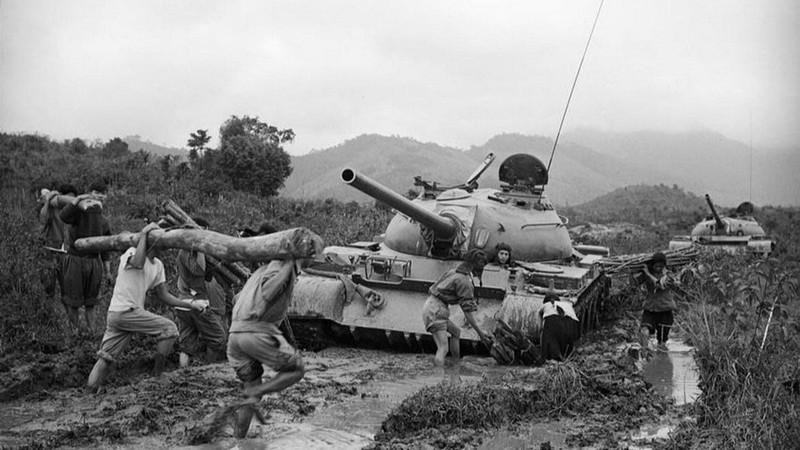 La milicia local participante en las tareas de eliminación de obstáculos y despeje del terreno para facilitar el avance de los tanques de la fuerza de liberación en la Campaña de Tay Nguyen de 1975. (Foto: VNA)