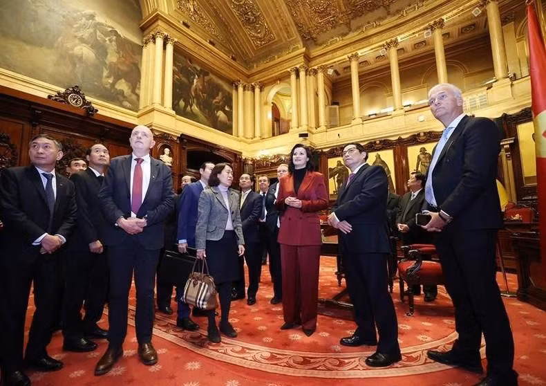 La presidenta del Senado de Bélgica, Stephanie D'Hose, presenta al dirigente vietnamita el espacio, la arquitectura y la historia del Senado belga. (Fotografía: VNA)
