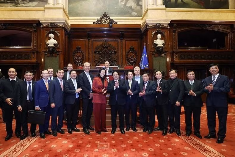 Minh Chinh y Stephanie D'Hose, junto con delegados de ambos países en el encuentro. (Fotografía: VNA)