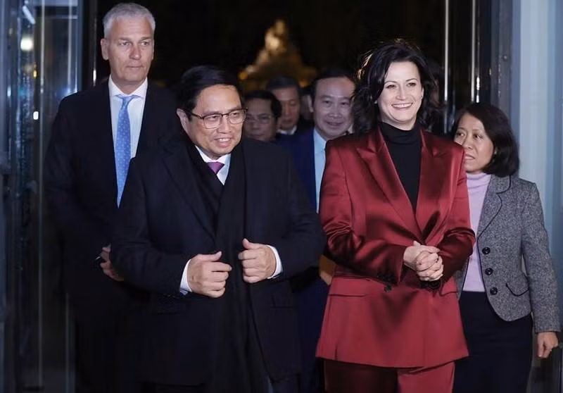 La presidenta del Senado de Bélgica, Stephanie D'Hose, recibe al jefe del Gobierno vietnamita. (Fotografía: VNA)