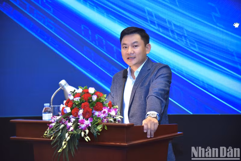 El profesor asociado y doctor Bui Chi Trung, subdirector del Instituto de Formación en Periodismo y Comunicación de la Universidad de Ciencias Sociales y Humanidades de Hanói, presenta su ponencia.