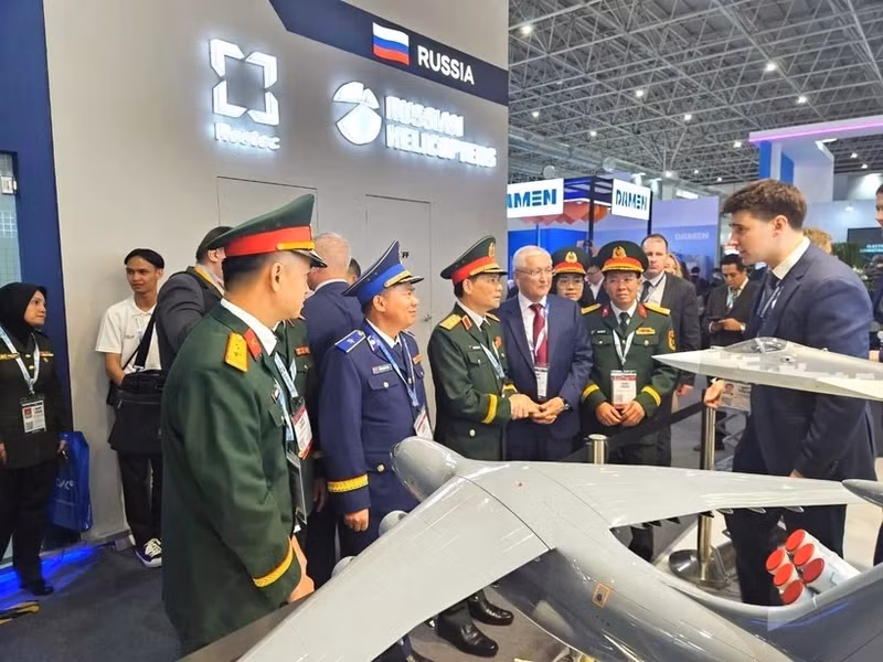 Una delegación del Ministerio de Defensa, encabezada por el coronel general Pham Truong Son, participa en la Exposición Internacional Marítima y Aeroespacial de Langkawi 2025 (LIMA 2025) en Malasia. (Foto: VNA)