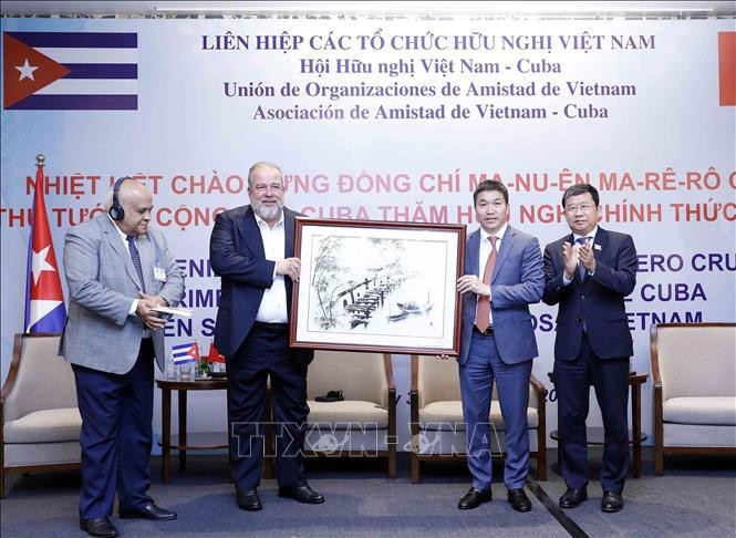 Entrega de un obsequio de la Asociación de Amistad Vietnam-Cuba al país caribeño (Fotografía: VNA)