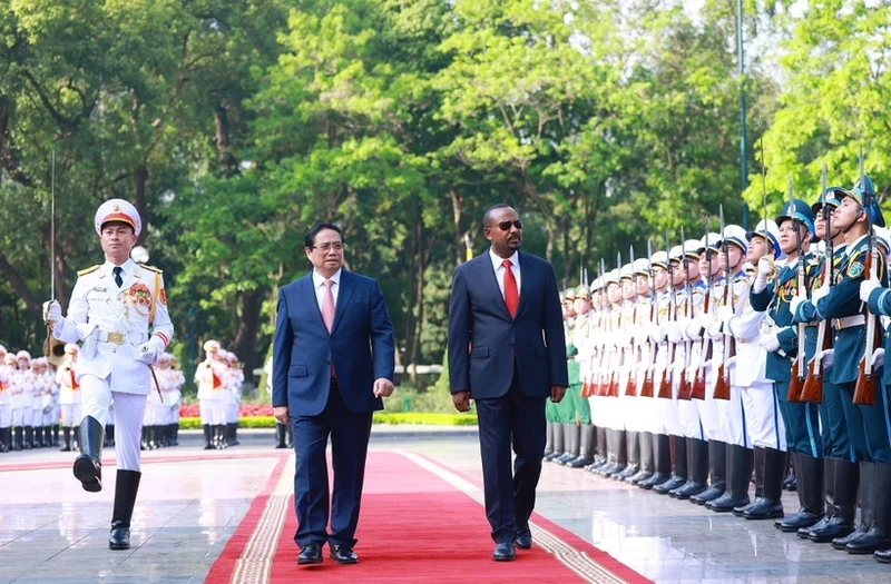 El primer ministro de Vietnam, Pham Minh Chinh, y su homólogo etíope, Abiy Ahmed Ali, pasan revista a la guardia de honor. (Foto: VNA)