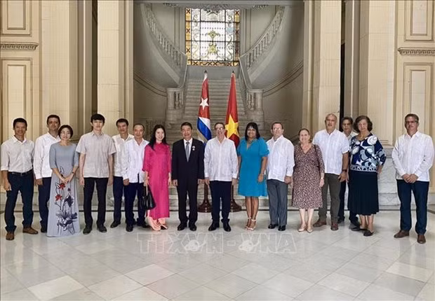 El canciller cubano, Bruno Rodríguez Parrilla, el embajador de Vietnam en Cuba, Le Thanh Tung, y representantes diplomáticos de ambos países. (Foto: VNA) El canciller cubano, Bruno Rodríguez Parrilla, el embajador de Vietnam en Cuba, Le Thanh Tung, y representantes diplomáticos de ambos países. (Foto: VNA)