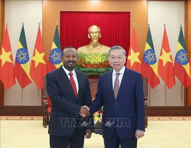 El secretario general del Partido Comunista de Vietnam (PCV), To Lam (derecha) recibe al primer ministro etíope y presidente del Partido de Prosperidad (PP) de Etiopía, Abiy Ahmed Ali. (Foto: VNA)