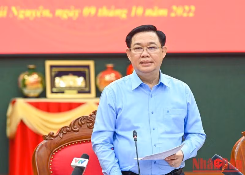 El presidente de la AN, Vuong Dinh Hue, pronuncia un discurso al concluir la reunión.