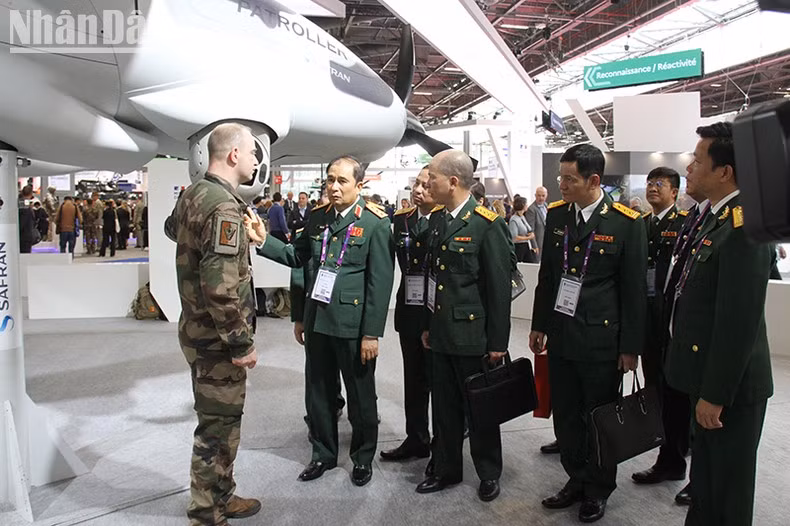 La delegación del Ministerio de Defensa de Vietnam visita el stand de Francia.