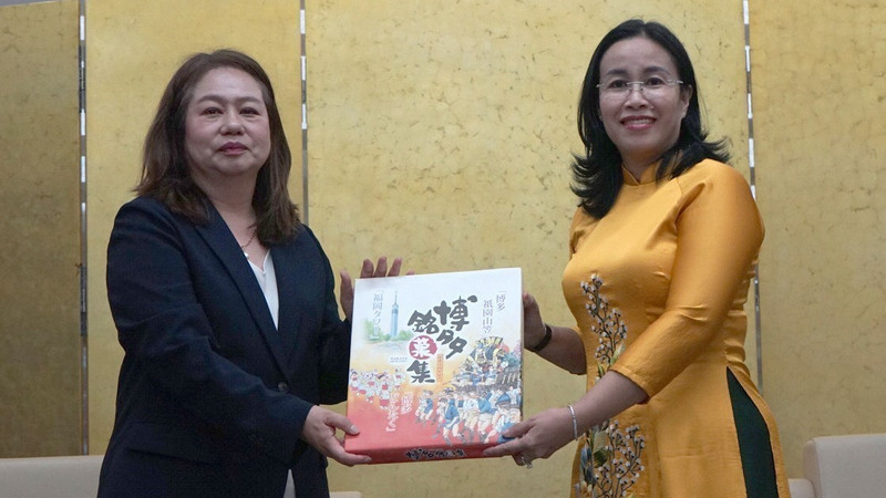 La vicepresidenta del Comité Popular de la ciudad vietnamita de Da Nang, Nguyen Thi Anh Thi, entrega obsequio a Satomi Iwashige, vicerrectora a cargo de estrategia y relaciones internacionales de la Universidad de la prefectura japonesa de Nagasaki. (Foto: VNA)