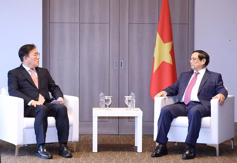 El primer ministro de Vietnam, Pham Minh Chinh y el director ejecutivo de LG Display, Jeong Cheol Dong. (Foto: VNA)