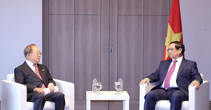 El primer ministro de Vietnam, Pham Minh Chinh, y el líder del grupo CJ, Sohn Kyung Sik. (Foto: VNA)