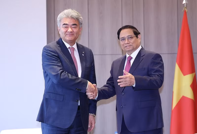 El primer ministro Pham Minh Chinh y Jung Won-ju, presidente del grupo Daewoo E&amp;C. (Fuente: VNA)