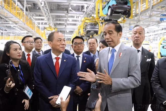 El presidente de Indonesia, Joko Widodo, visita el fabricante de automóviles eléctricos de VinFast en la ciudad de Hai Phong. (Foto: VNA)