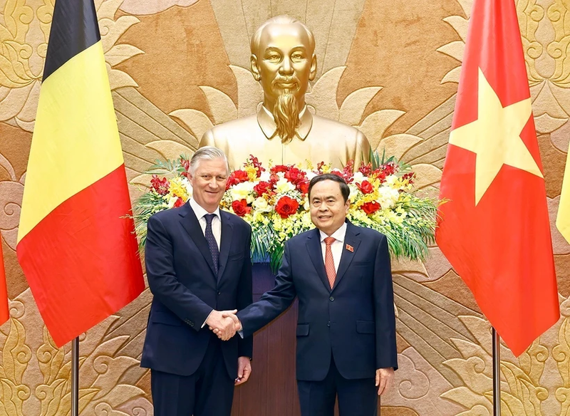 El presidente de la Asamblea Nacional de Vietnam, Tran Thanh Man, sostiene una reunión con el Rey de Bélgica, Felipe. (Foto: VNA)