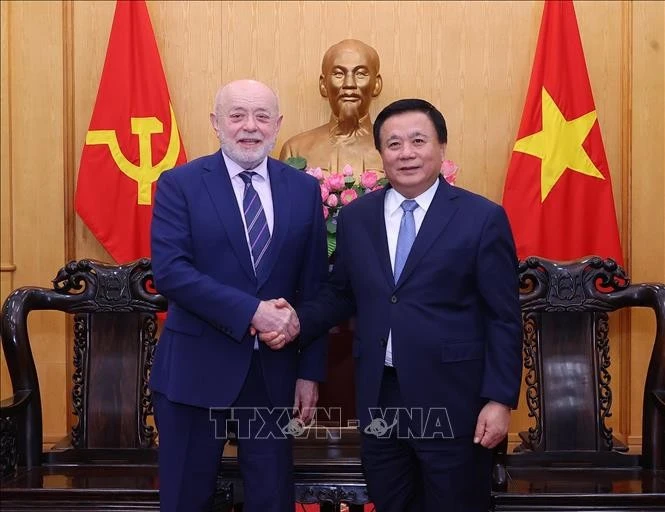 El director de la Academia Nacional de Política Ho Chi Minh y presidente del Consejo Teórico Central de Vietnam, Nguyen Xuan Thang, recibió a Mijaíl Efimovich Fradkov, ex primer ministro de Rusia y director del Instituto Ruso de Estudios Estratégicos (RISS). (Foto: VNA)