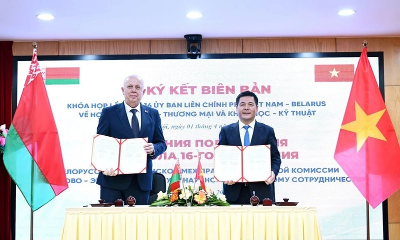 El ministro de Industria y Comercio de Vietnam, Nguyen Hong Dien (derecha) y el vicepremier de Belarús, Anatoly Sivak. (Foto: VNA)