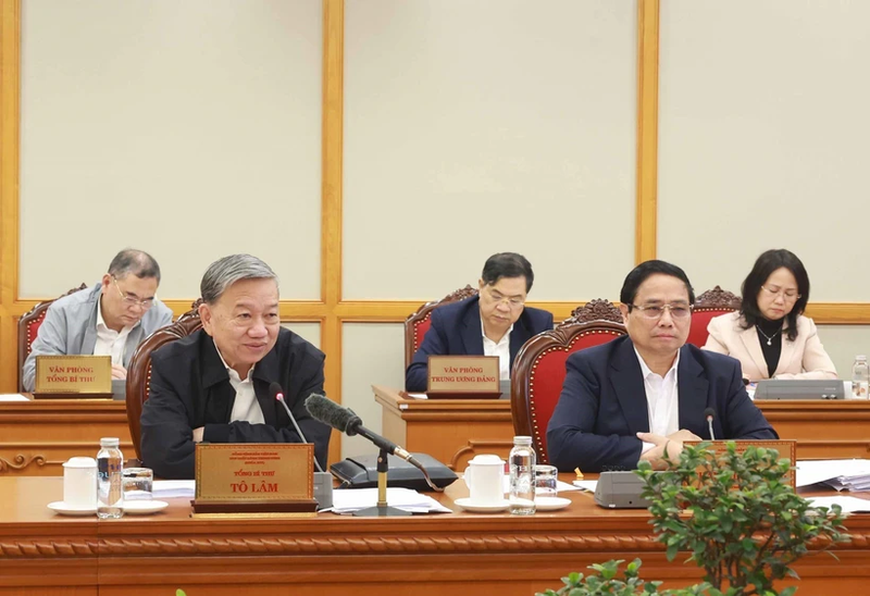 El secretario general del Partido Comunista de Vietnam (PCV), To Lam (izquierda) preside la reunión. (Foto: VNA)