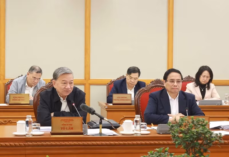 El secretario general del Partido Comunista de Vietnam (PCV), To Lam (izquierda) preside la reunión. (Foto: VNA)