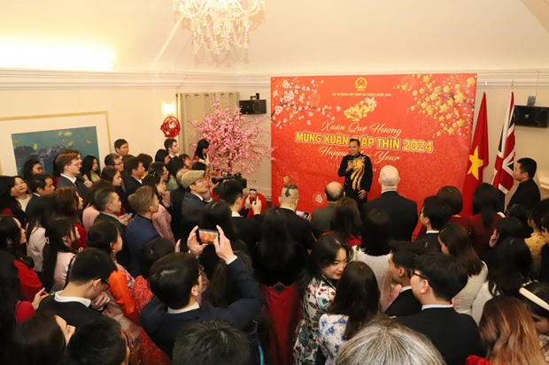 El embajador vietnamita, Nguyen Hoang Long, interviene en la reunión. (Foto: VNA)