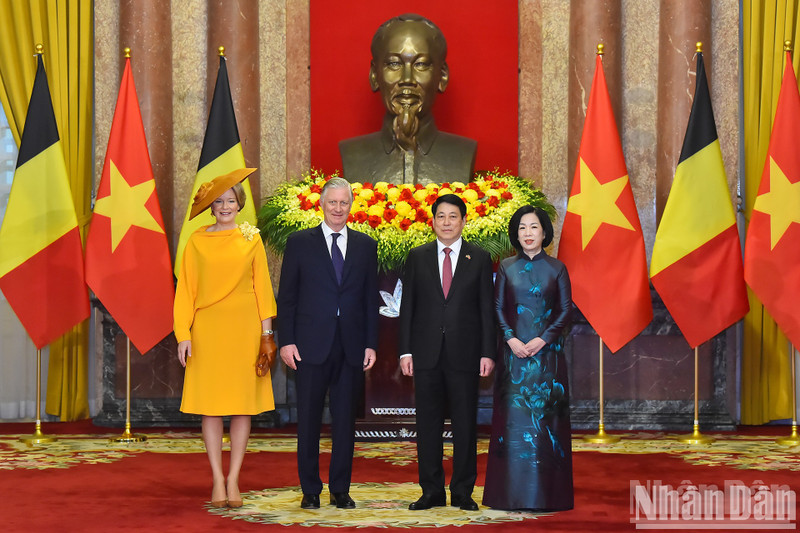 El presidente Luong Cuong y su esposa posan juntos al rey Felipe y la reina Matilde de Bélgica. (Fotografía: Nhan Dan)