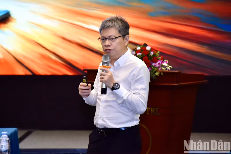 El periodista Le Quoc Vinh habla sobre el modelo económico específico de la prensa en Vietnam.
