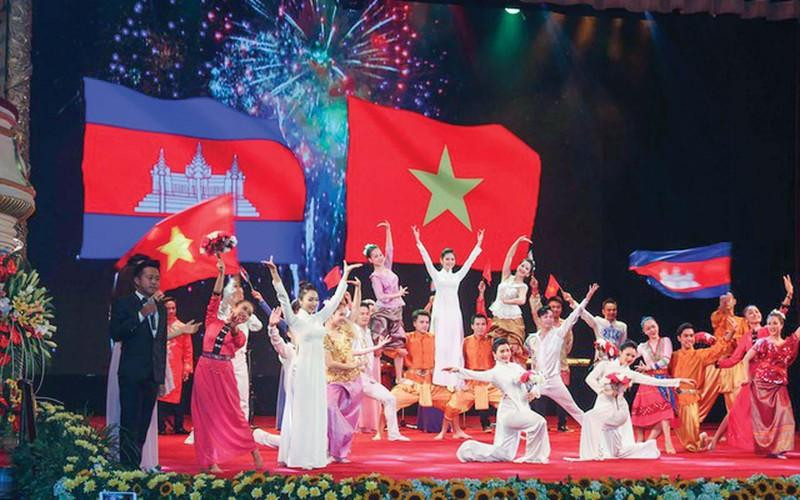 Actuación artística en un programa de intercambio Vietnam-Camboya. (Fotografia: chinhphu.vn) 