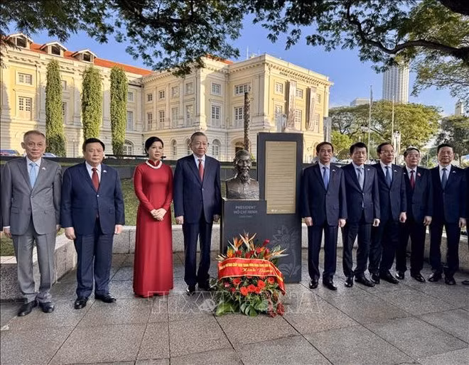 El secretario general del Partido Comunista de Vietnam, To Lam, su esposa, y la delegación que lo acompaña rinden homenaje al Presidente Ho Chi Minh el Museo de las Civilizaciones Asiáticas. (Foto: VNA)