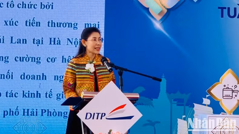 Urawadee Sriphiromya, embajadora de Tailandia en Vietnam, habla en el acto inaugural.