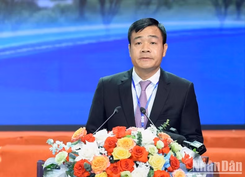 Nguyen Toan Thang, vicepresidente del Grupo Thanh Cong, habla en la reunión.