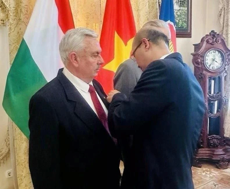 El presidente de la Asociación de Amistad Hungría-Vietnam, Botz László, y su vicepresidente permanente, Váraljai Márton, reciben la Orden de la Amistad del Estado vietnamita. (Foto: VNA)