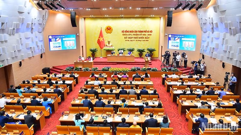 Escena de la apertura del 17 período de sesiones del Consejo Popular de Hanói del XVI mandato.