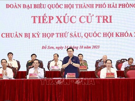 El presidente de la Asamblea Nacional de Vietnam, Vuong Dinh Hue, en el encuentro con votantes de Hai Phong. (Fuente: VNA)