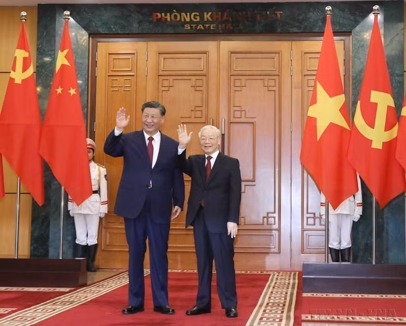 El secretario general del Partido Comunista de Vietnam, Nguyen Phu Trong mantiene conversaciones con el secretario general del Partido Comunista y presidente de China, Xi Jinping, durante su visita de Estado a Vietnam, el 12 de diciembre de 2023. (Foto: VNA)