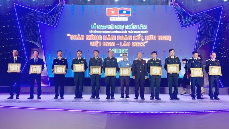 Entregan certificados de mérito a las empresas e individuos destacados de Vietnam y Laos. 