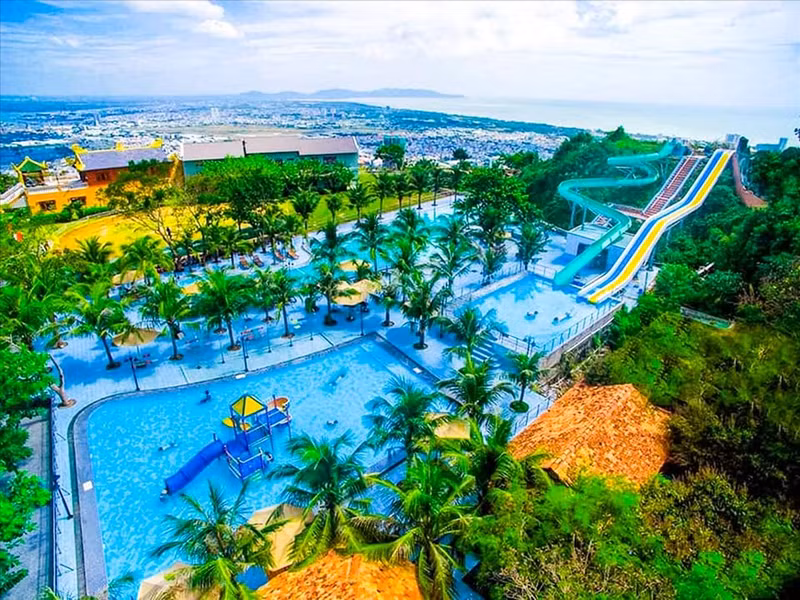 Parque Ho May cuenta con el primer parque acuático de montaña en Vietnam. Aquí, los visitantes pueden experimentar emociones con un tobogán acuático recto de 30 metros de largo y un tobogán curvo de 60 metros de largo desde una altura de 10 metros. (Foto: Revista ilustrada de Vietnam)